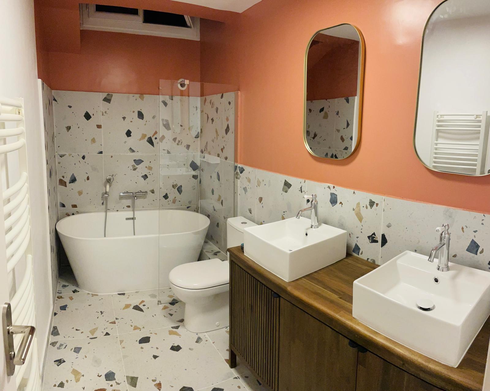 Aménagement salle de bain Terracotta avec baignoire îlot - Paris Beaugrenelle
