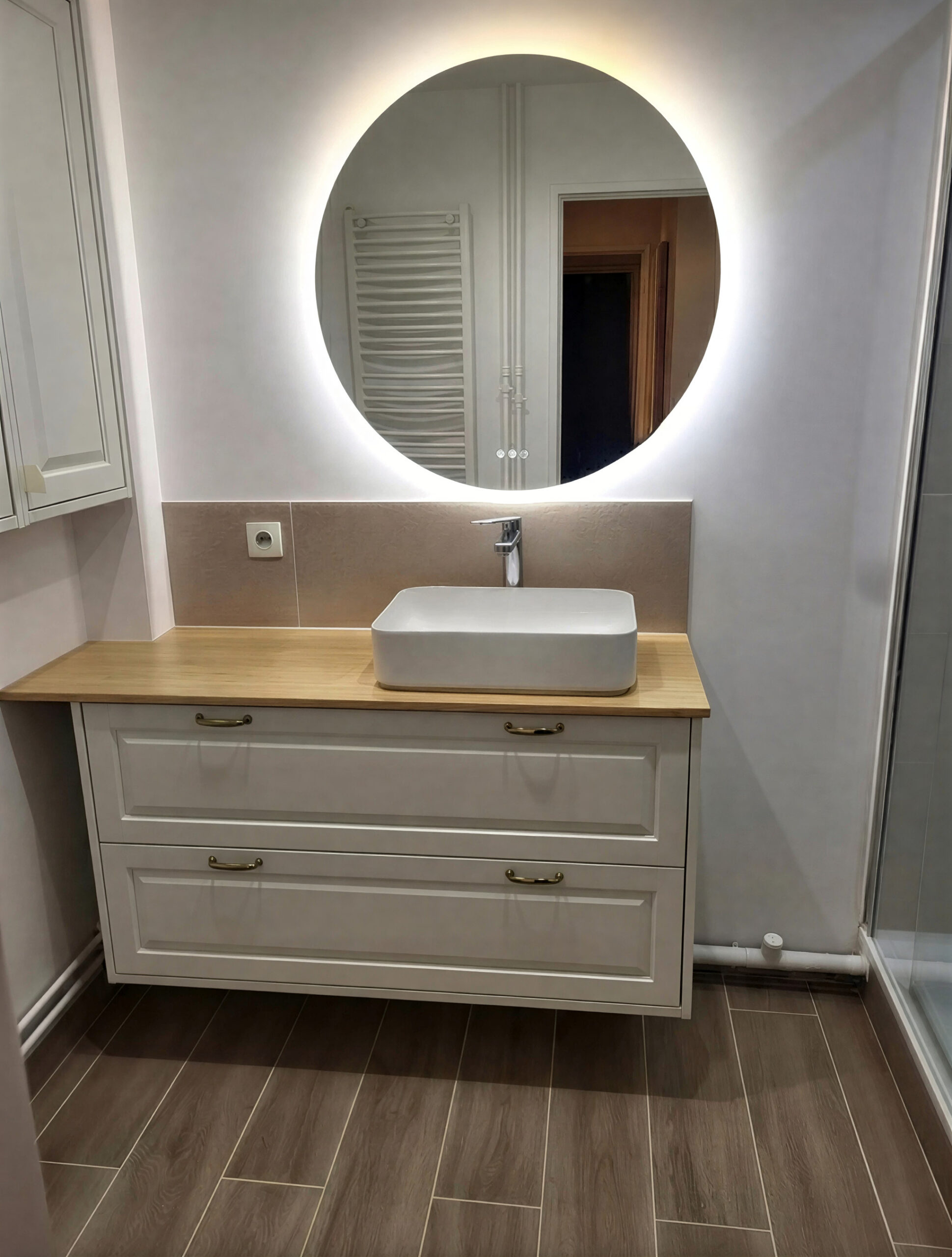 Espace douche moderne avec miroir LED tactile - Boulogne-Billancourt