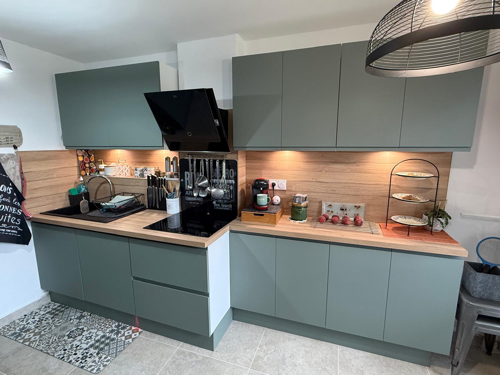 Rénovation cuisine vert sauge contemporaine - Chatou