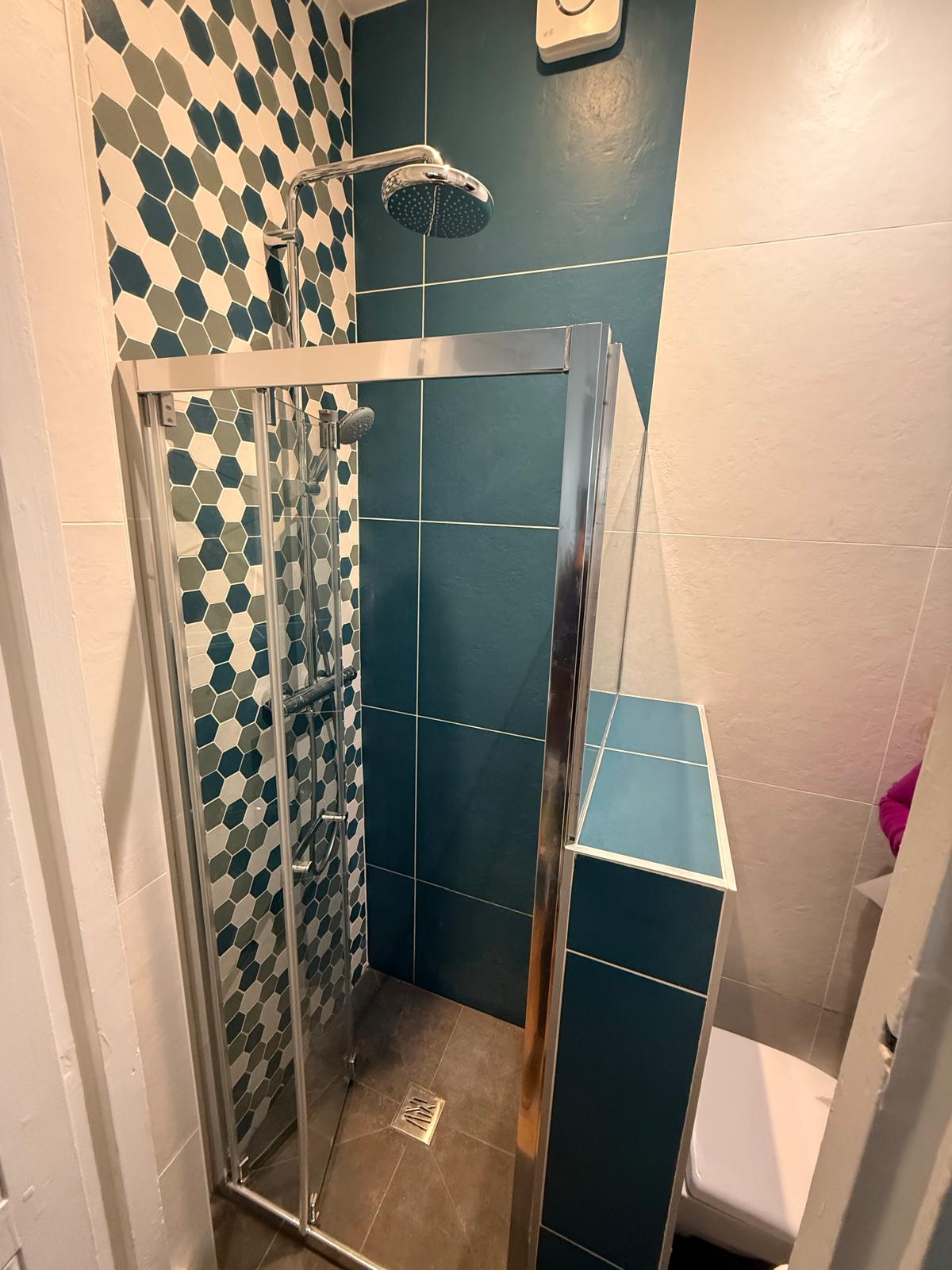 Douche italienne avec carrelage hexagonal bleu chic - Rambouillet