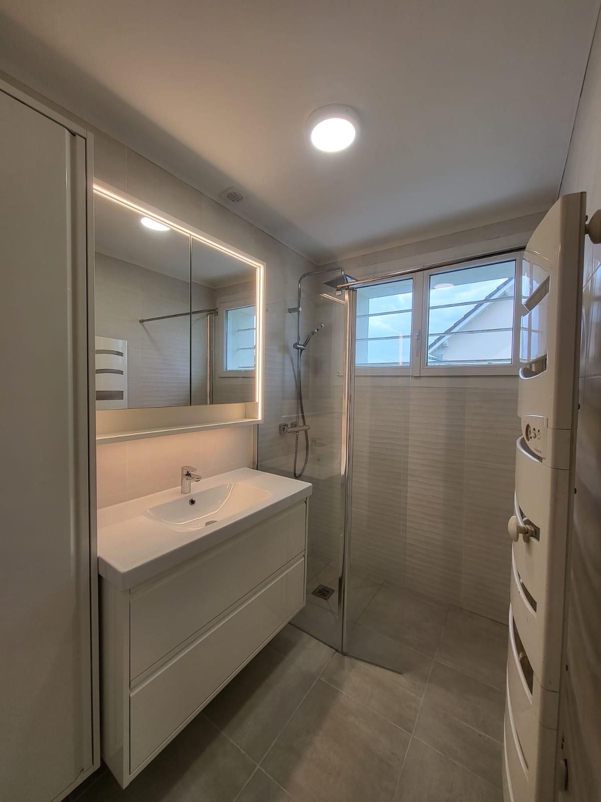 Rénovation complète de salle de bain à l'italienne avec LED - Rambouillet