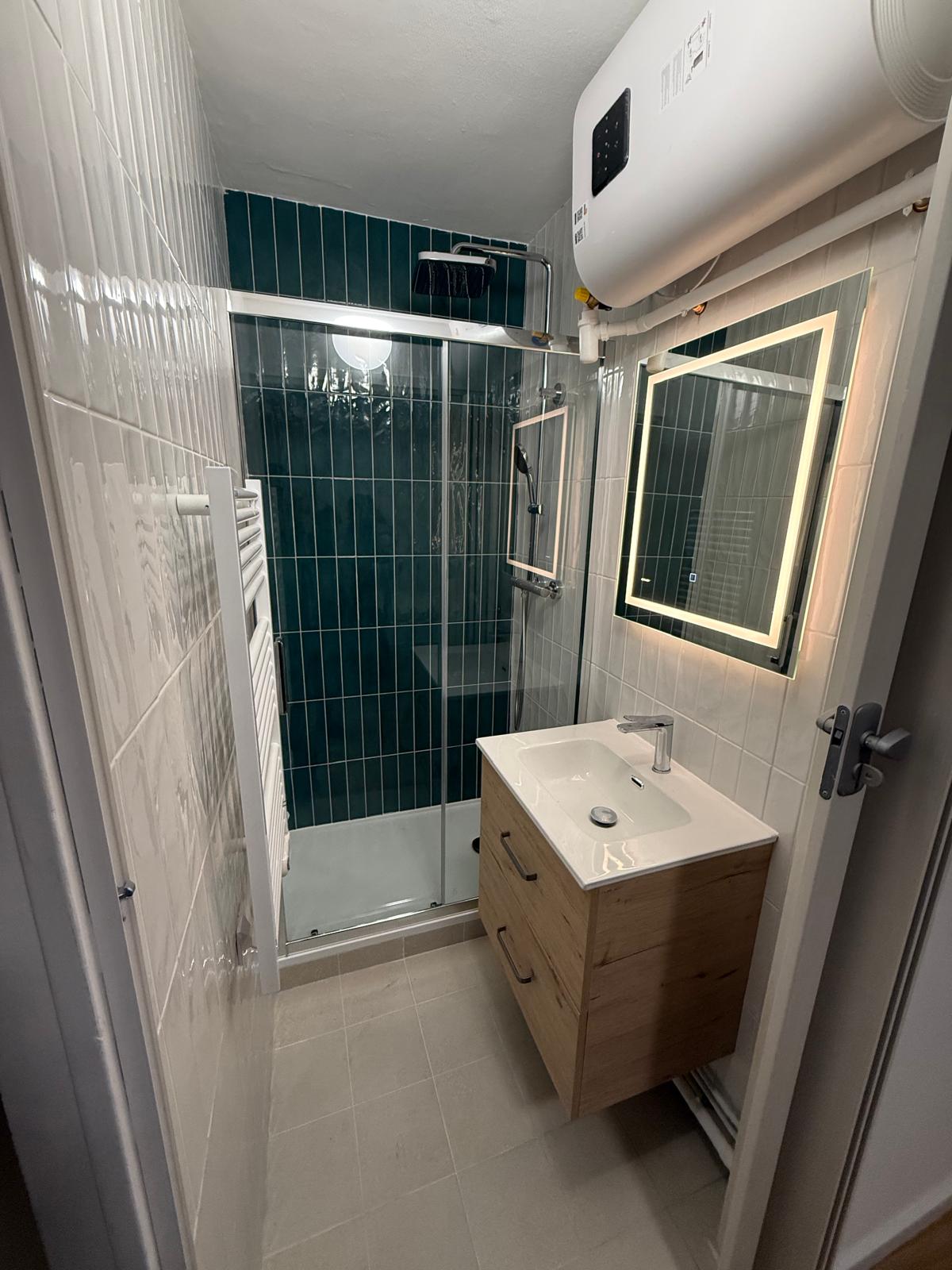 Salle d'eau complète avec douche italienne et carrelage vert - Paris 16